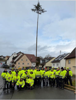 Bommseckel in gelben Warnwesten vor dem aufgestellten Narrenbaum