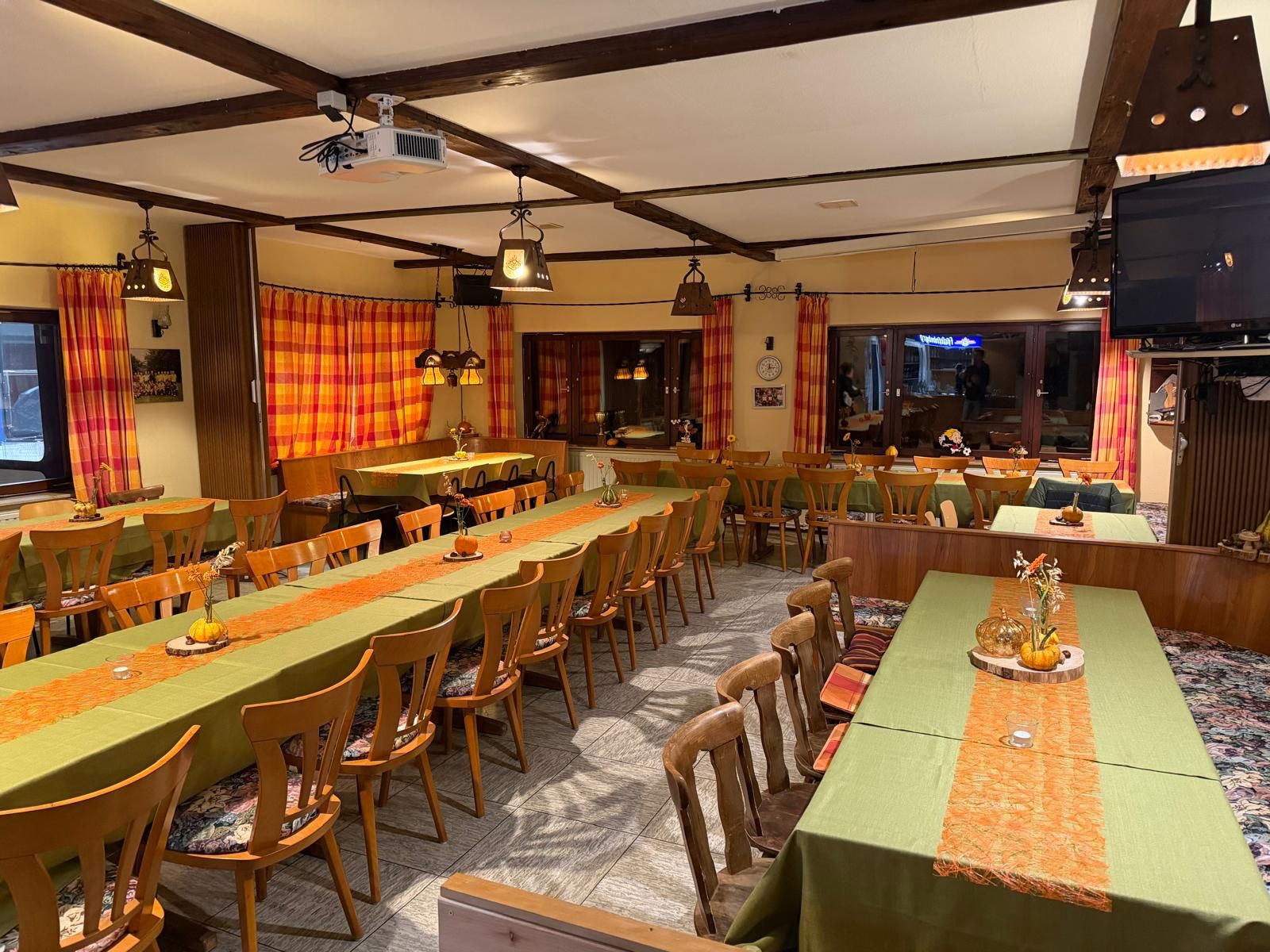 Gastraum des Clubheims mit festlich gedeckten Tischen