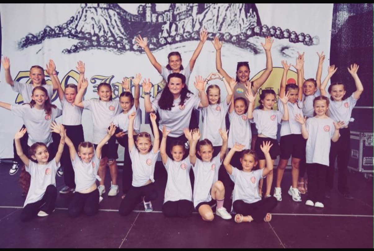 Gruppenfoto der Diamonds mit erhobenen Armen