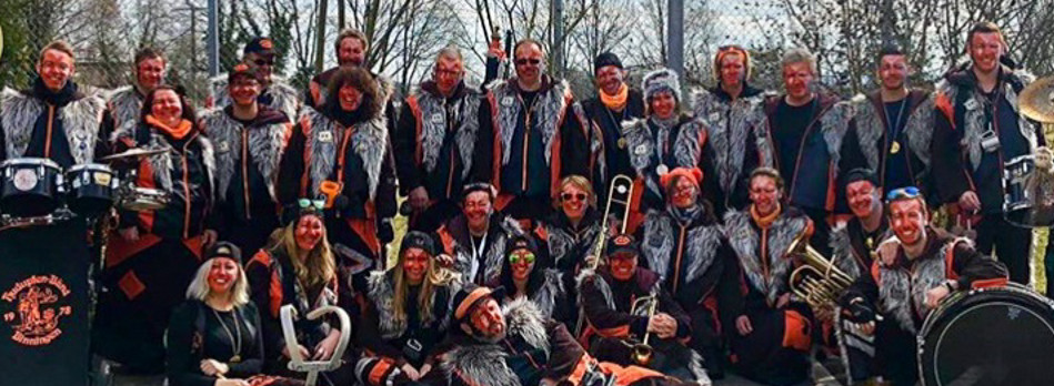 Die Hudupfen-Bänd in Kostümen als Gruppenfoto