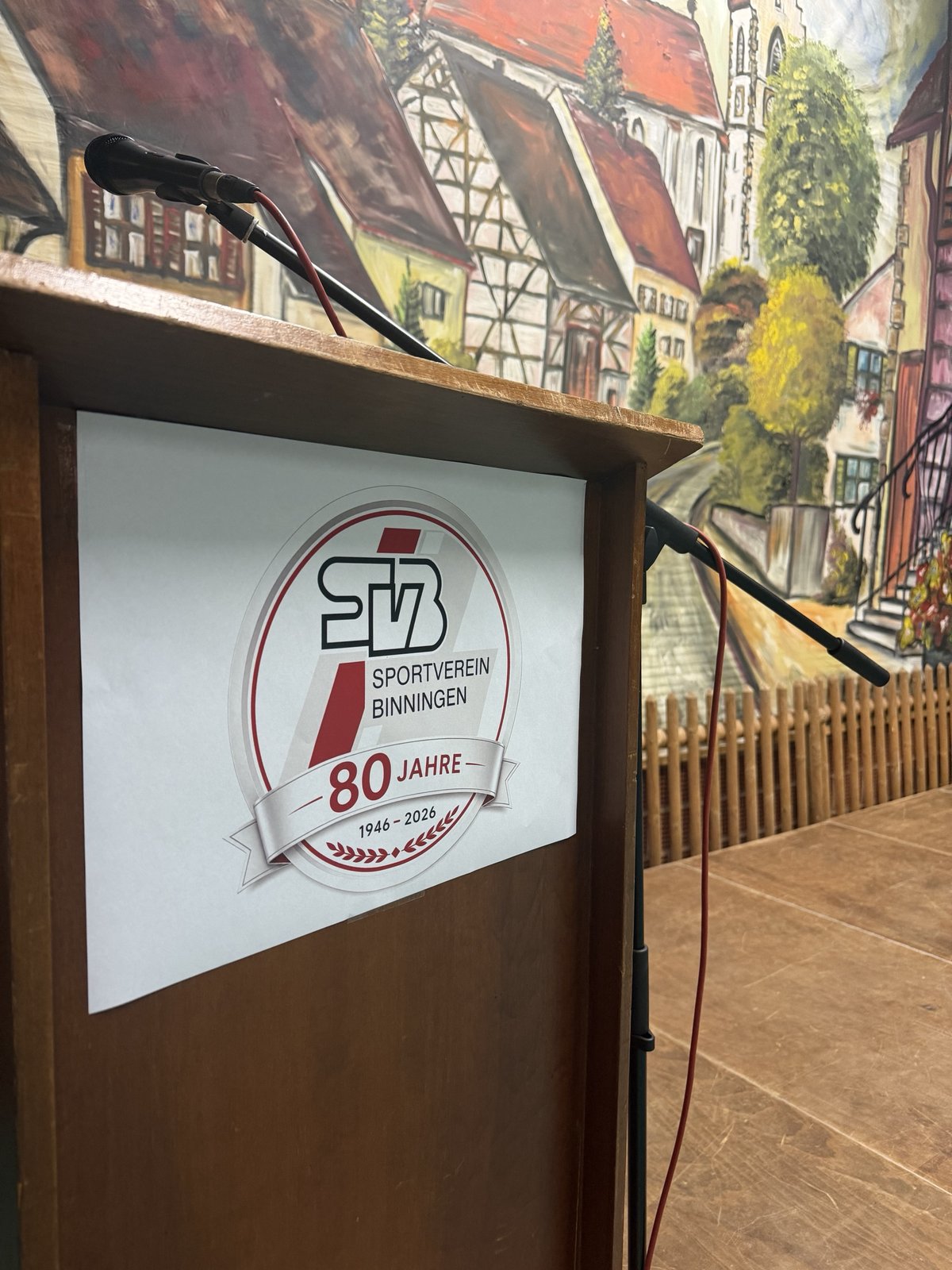 Rednerpult mit dem Jubiläumsemblem „80 Jahre Sportverein Binningen, 1946 – 2026“